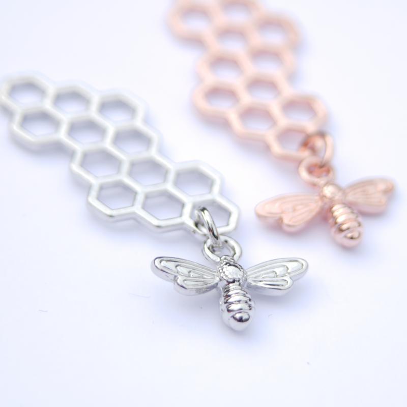 Wabe mit kleiner Biene , silber